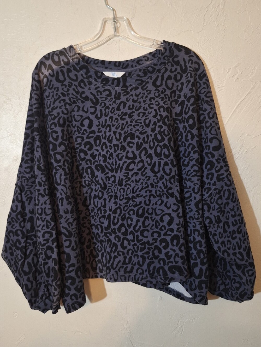 Time & Tru Plus Sz 22 Black Gray Animal Print Cropped Balloon Sleeve Sweatshirt